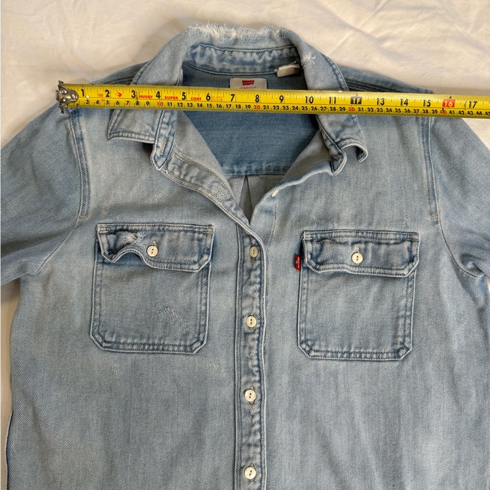 Levi’s Distressed Light Wash Denim Button Down Shirt 100% Cotton Women’s Medium - Picture 10 of 11